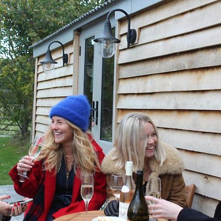 Luxury Shepherds Hut - The Moorhen By The Lake York Bagian luar foto