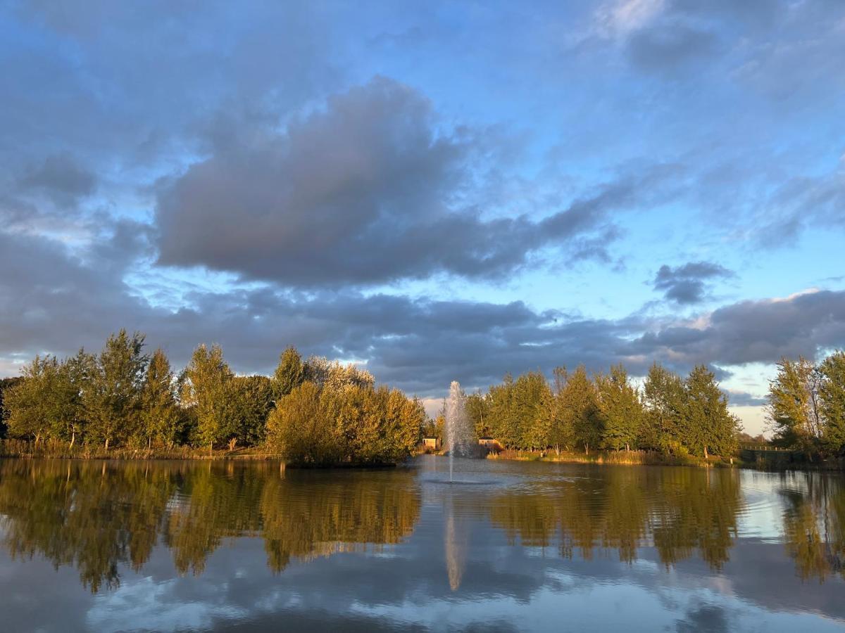 Luxury Shepherds Hut - The Moorhen By The Lake York Bagian luar foto