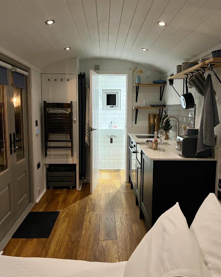 Luxury Shepherds Hut - The Moorhen By The Lake York Bagian luar foto