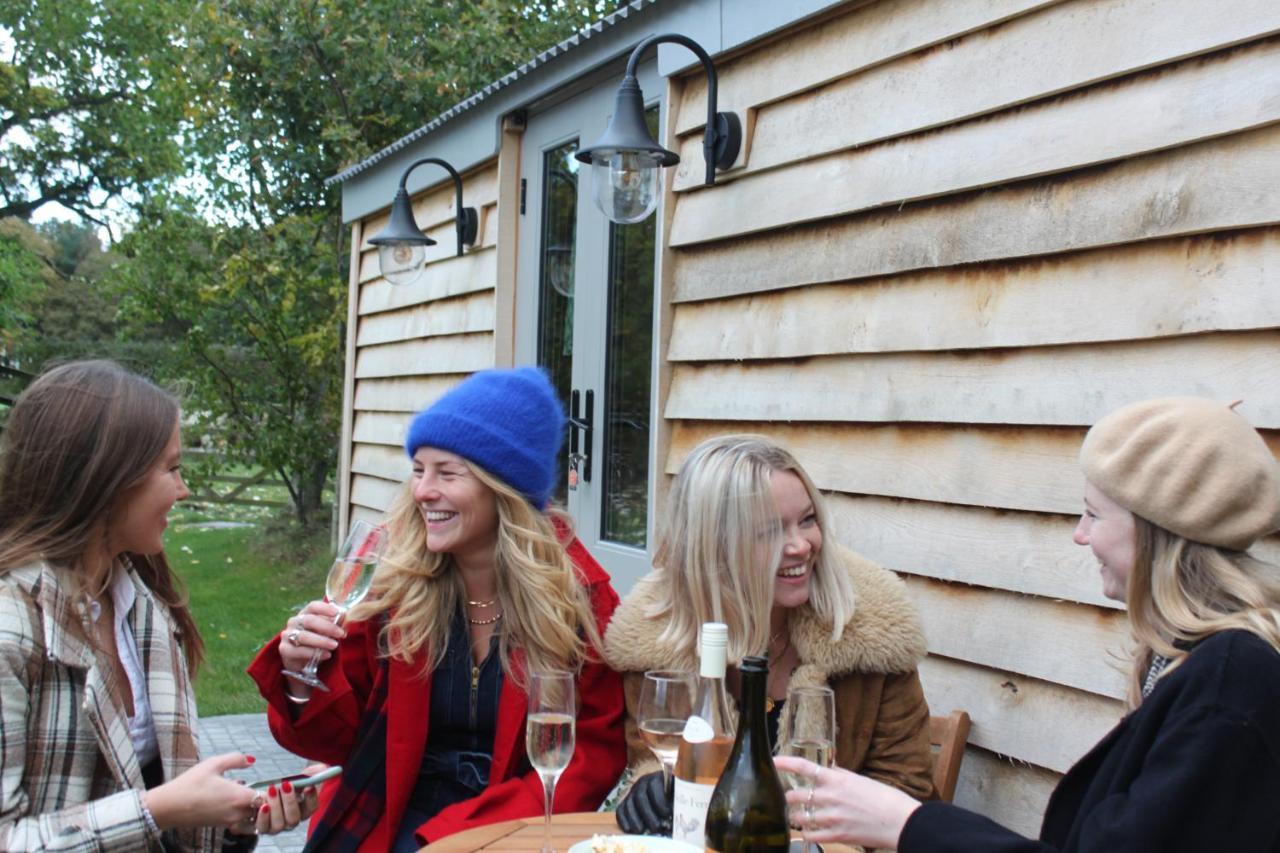 Luxury Shepherds Hut - The Moorhen By The Lake York Bagian luar foto