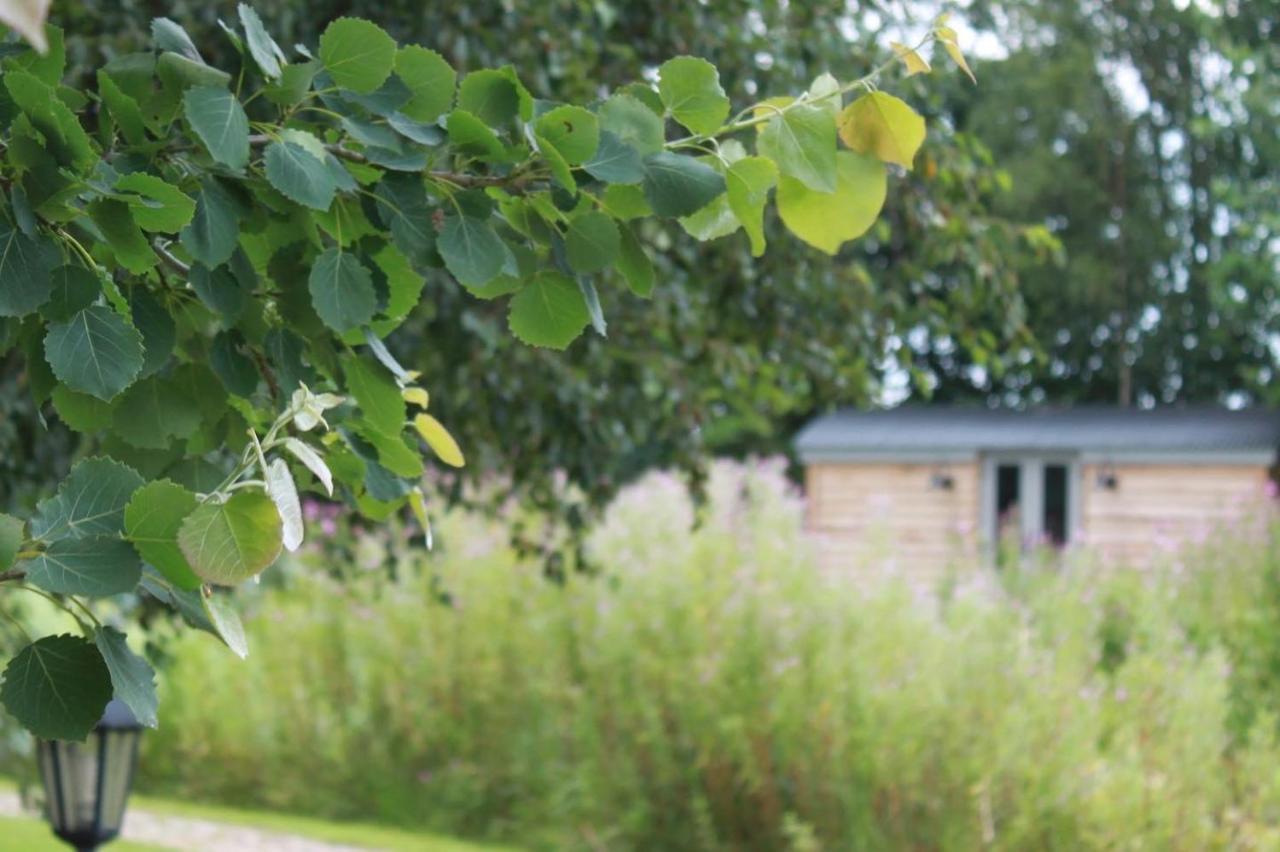 Luxury Shepherds Hut - The Moorhen By The Lake York Bagian luar foto