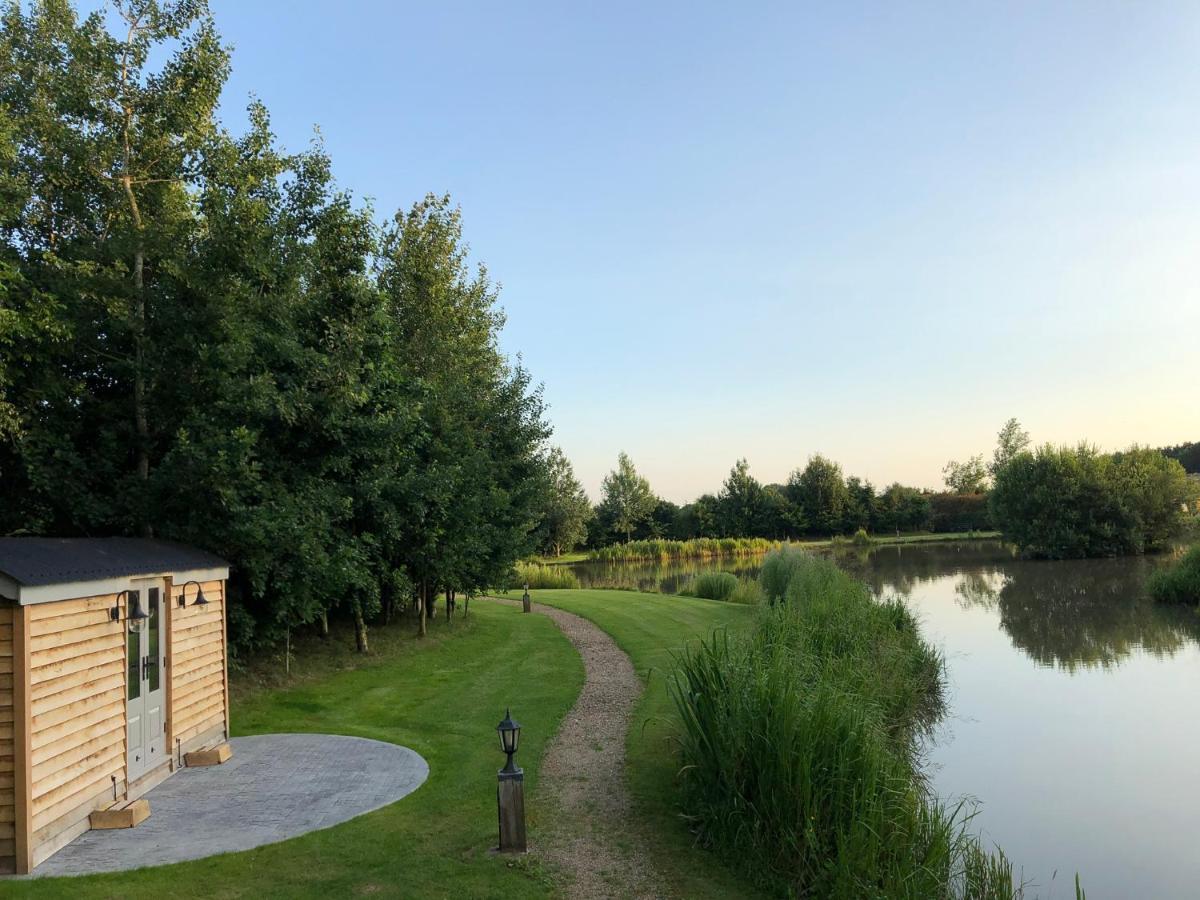 Luxury Shepherds Hut - The Moorhen By The Lake York Bagian luar foto