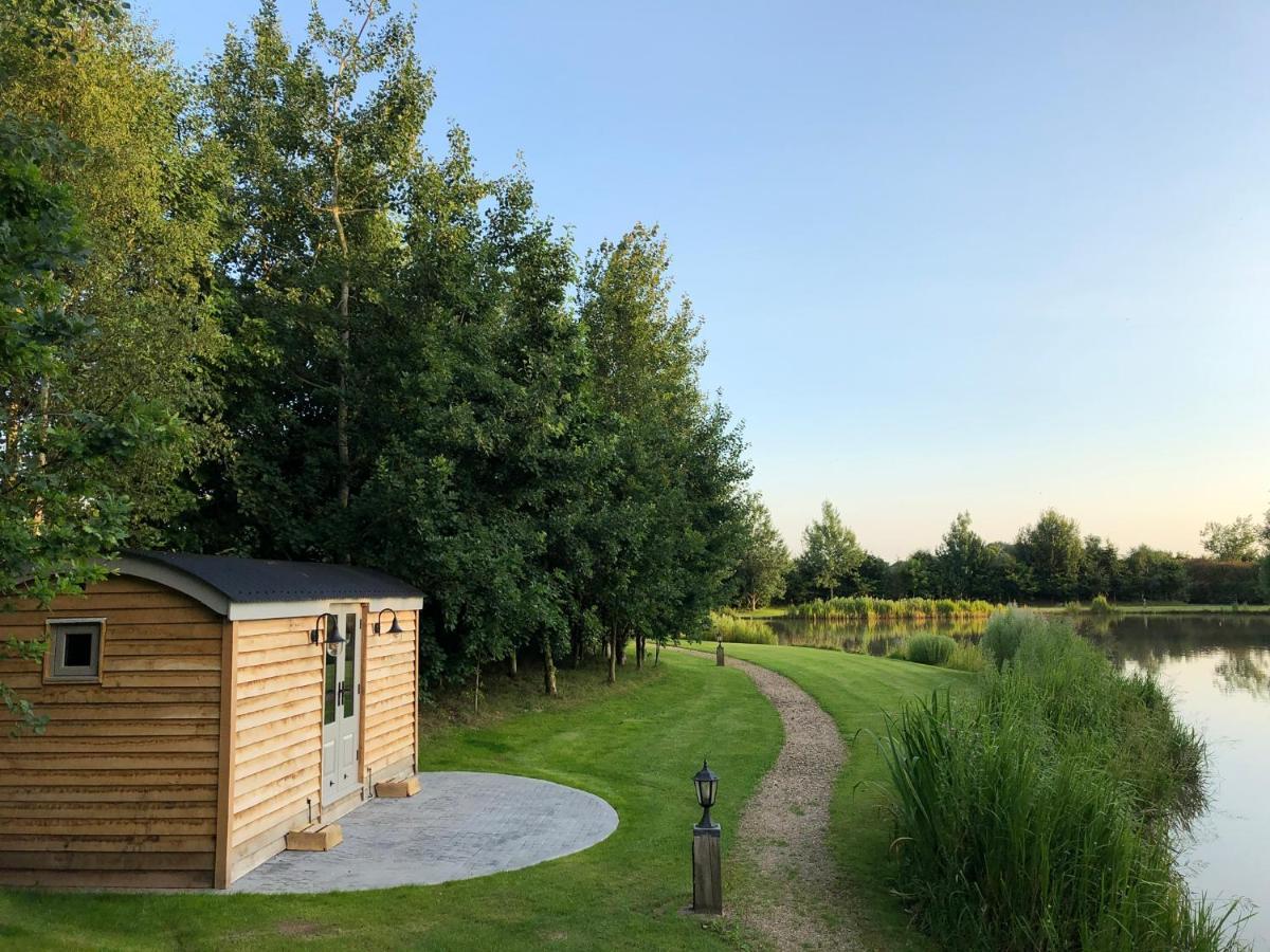 Luxury Shepherds Hut - The Moorhen By The Lake York Bagian luar foto