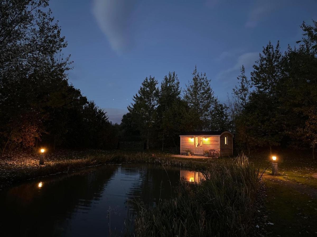 Luxury Shepherds Hut - The Moorhen By The Lake York Bagian luar foto