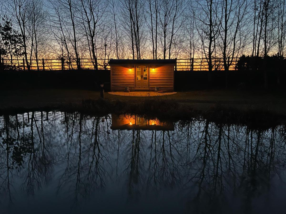 Luxury Shepherds Hut - The Moorhen By The Lake York Bagian luar foto