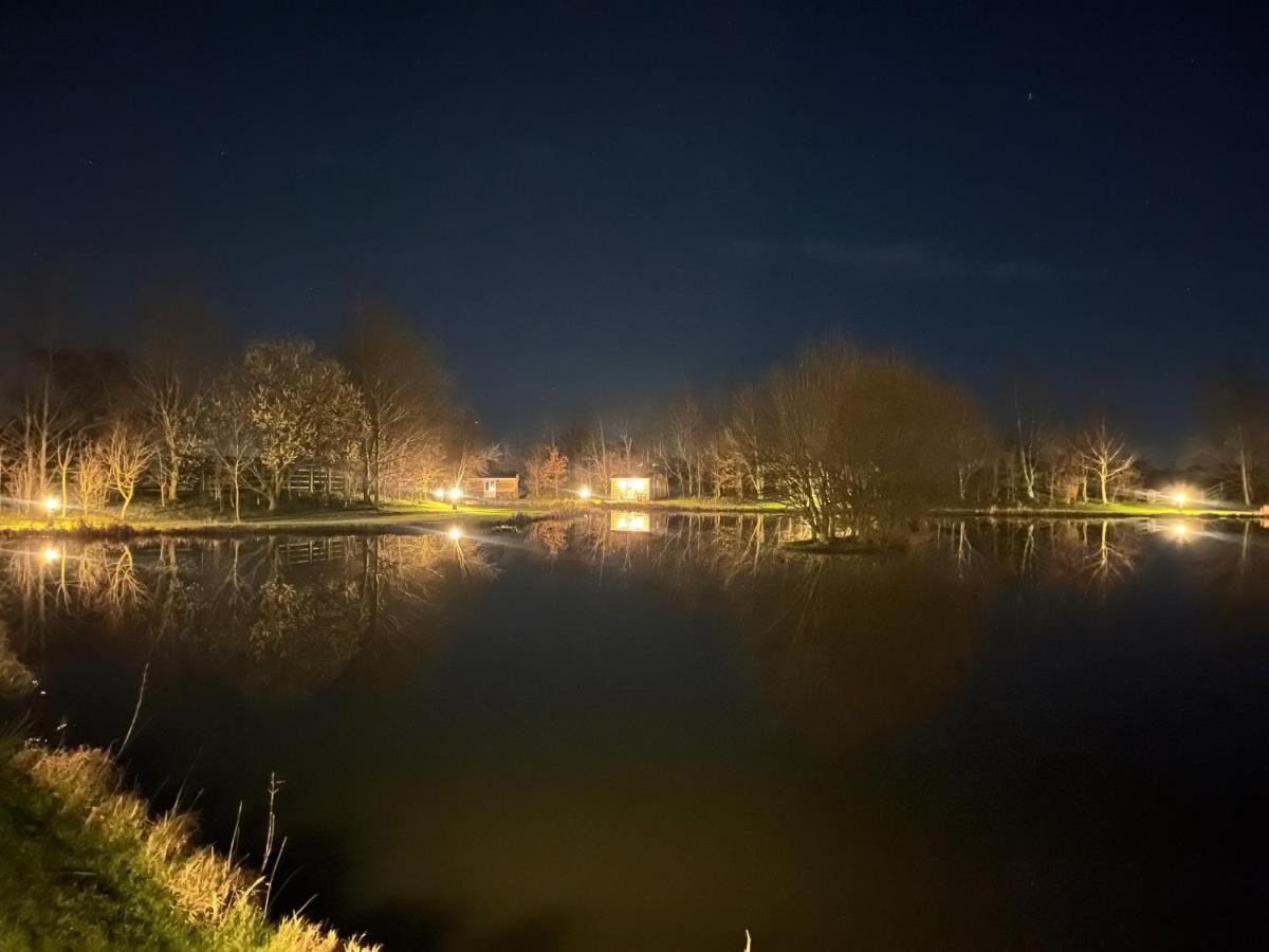 Luxury Shepherds Hut - The Moorhen By The Lake York Bagian luar foto